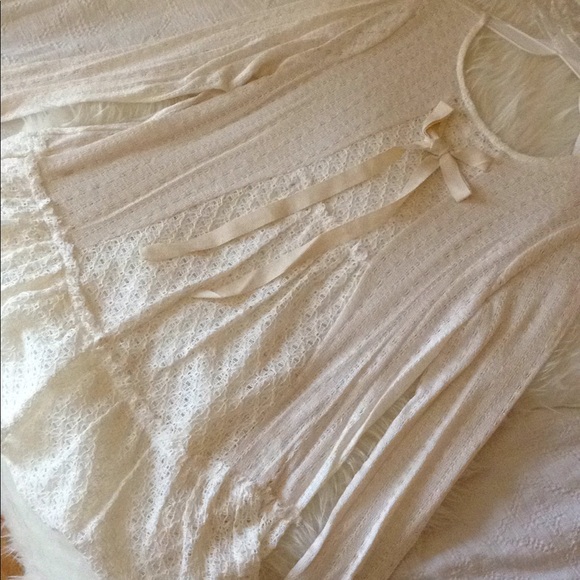 Last 1!! Eyelet Tie back ruffle sweater - Picture 4 of 5